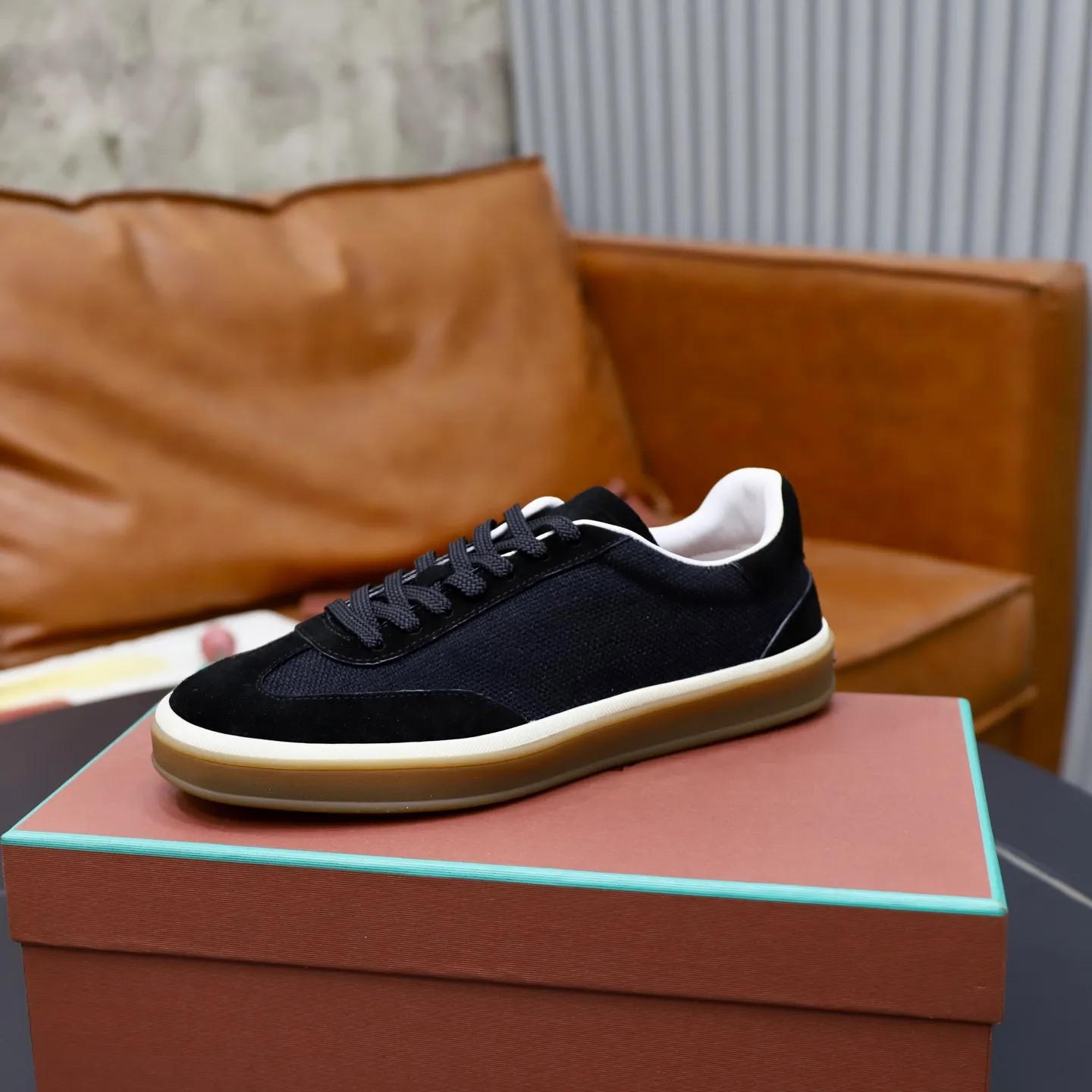 Ex-factory price: 540💰Loro Riana men’s moral training sneakers! Made from high-quality materials and designed in a low-cut silhouette, it offers an elegant and stylish look that's suitable for year-round wear. The unique double-layer sole aesthetic design, caramel cup-shaped outsole is decorated with off-white rubber trim, creating an attractive color combination. Pair with tailored pieces or jeans for a sophisticated yet casual look. The heel is decorated with soft cow leather tongue with Kummel color inserts and cotton laces with embossed LP logo. Upper: cow split suede stitching knitted fabric. Lining: original thickened soft sheepskin. Size: 38-39-40-41-42-43-44 (customized in 45.46)